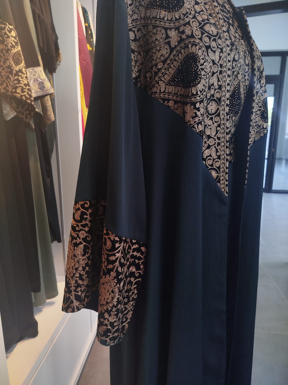 lebas (18) Cashmere abaya-عبايا مطرزة من الكشمير - Image 1